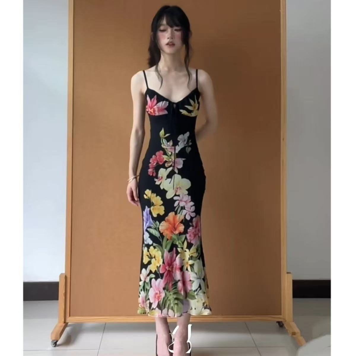 Tropic Strap Vintage - Retro tropikalna sukienka z kwiatowym wzorem,